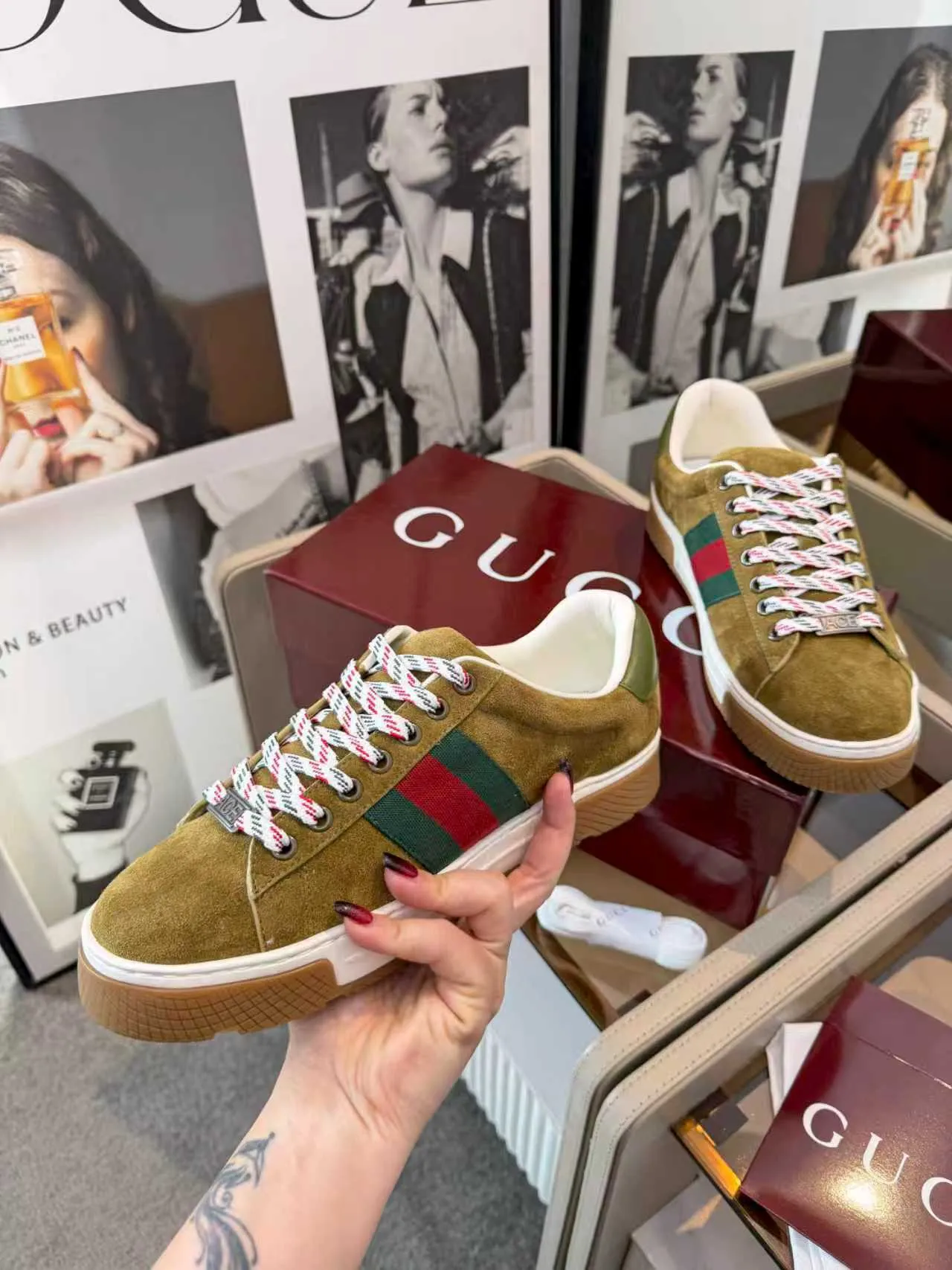 [G Home] P: 580💰 Men's model, Sizs: 39-44 (customized at 45) GUCCI classic design, casual elements, catwalk model. This pair of top-quality GUCCI shoes, with pure white as the main tone, shows elegance. The iconic red and green webbing embellishment instantly demonstrates the brand's charm and trendy attitude without the need for too many words. The upper material is delicate and feels comfortable, making every step feel like walking on the clouds. Exquisite details, such as shiny decorations and unique metal buckles on the shoes, add highlights to the overall look, giving off a unique brilliance inadvertently. Whether paired with casual jeans for a casual look or paired with a simple dress for a gentle and romantic look, it can be easily worn and becomes a versatile item in your wardrobe. Choose it and embark on a journey that combines style and comfort, making every trip a fashion show.